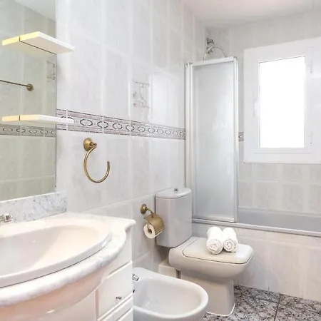 Sleeps 13 * Льорет-де-Мар